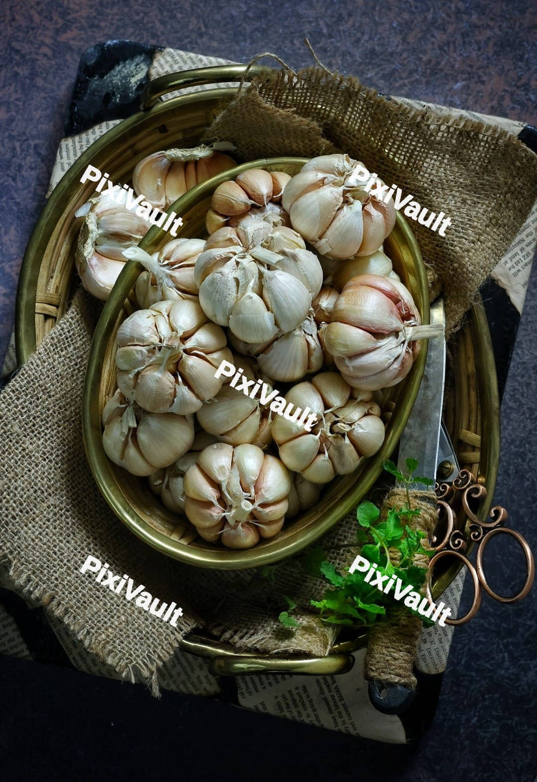 Garlic bulbs in a bowl